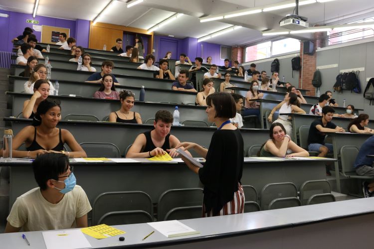 Students in Barcelona taking their university entrance exams on June 14, 2022 (by Maria Bélmez)